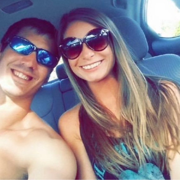 Meet your Posher, Hillary - Picture 1 of 4